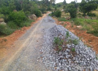 பாதியில் நின்ற சாலைப்பணி, வாகனங்கள் சென்று வருவதில் சிக்கல்